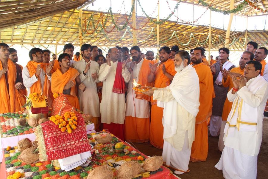 Brahmachari Girish Ji performing Aarti on Chaitra Navratri.